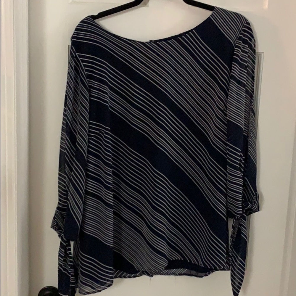 Three quarter sleeve tie shirt